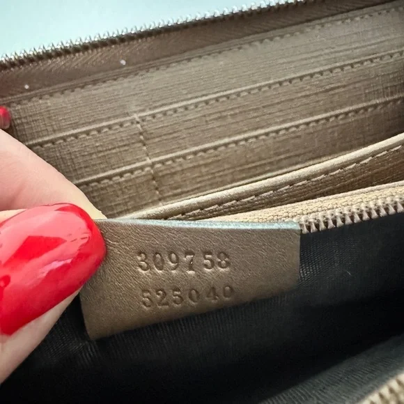 Authentic GUCCI GG Supreme Wallet - Picture 8 of 12